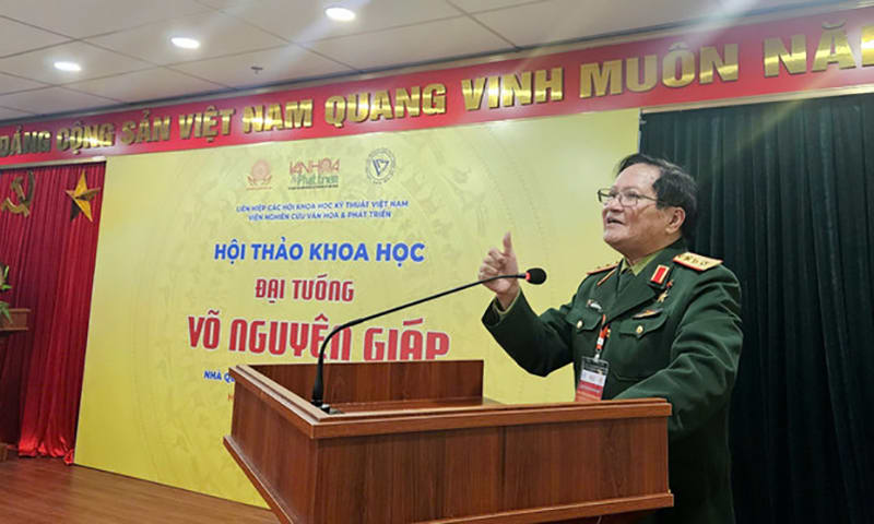 Thượng tướng, Viện sĩ, Tiến sĩ Nguyễn Huy Hiệu ph&aacute;t biểu tại hội thảo.