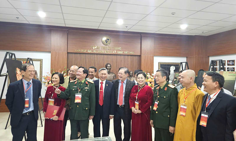 C&aacute;c đại biểu tham quan gian trưng b&agrave;y một số h&igrave;nh ảnh về cuộc đời v&agrave; sự nghiệp của Đại tướng V&otilde; Nguy&ecirc;n Gi&aacute;p.