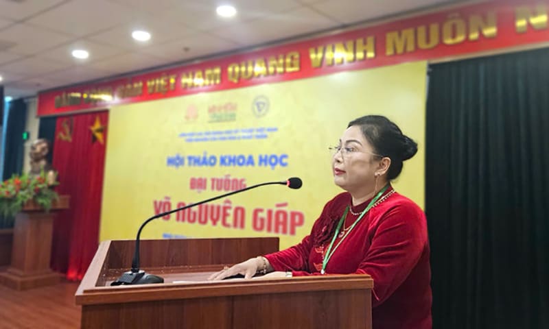 ThS. Nguyễn Thị Hoa, Chủ tịch Hội đồng quản l&yacute; Viện Nghi&ecirc;n cứu Văn h&oacute;a v&agrave; Ph&aacute;t triển, Tổng Bi&ecirc;n tập Tạp ch&iacute; điện tử Văn h&oacute;a v&agrave; Ph&aacute;t triển ph&aacute;t biểu tại hội thảo.