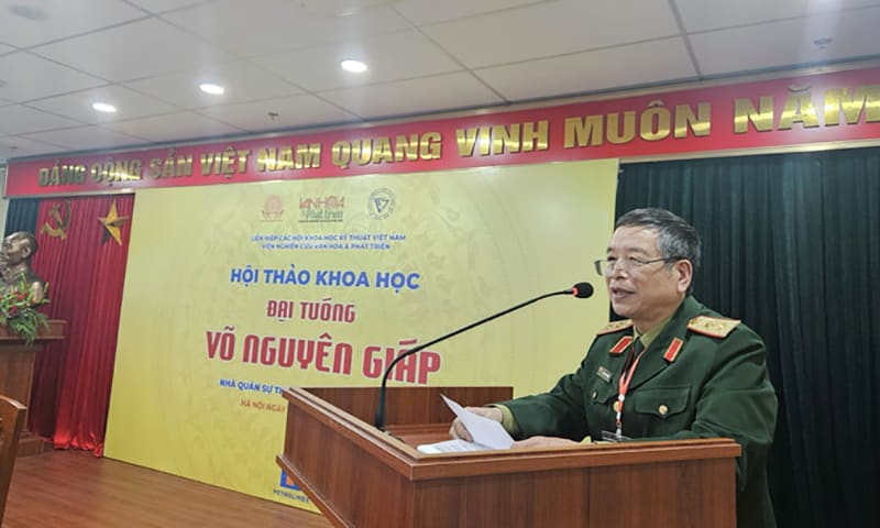Trung tướng L&ecirc; Ph&uacute;c Nguy&ecirc;n, nguy&ecirc;n Tổng Bi&ecirc;n tập B&aacute;o Qu&acirc;n đội nh&acirc;n d&acirc;n ph&aacute;t biểu.