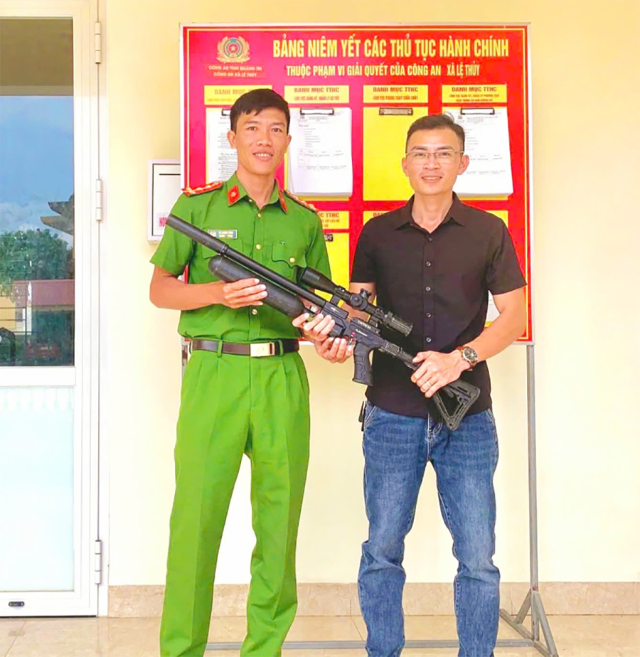 Anh Mai Văn Duy giao nộp khẩu s&uacute;ng tự chế cho cơ quan C&ocirc;ng an - Ảnh: N.H