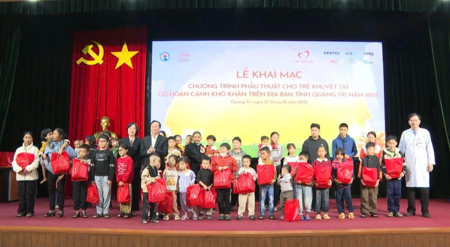 Ban tổ chức chương tr&igrave;nh tặng qu&agrave; cho trẻ em khuyết tật c&oacute; ho&agrave;n cảnh kh&oacute; khăn - Ảnh: QN