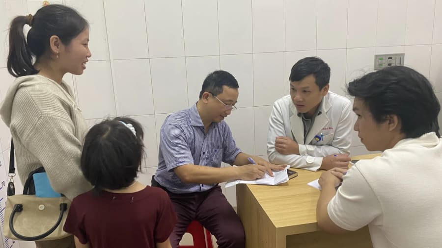 C&aacute;c b&aacute;c sỹ chuy&ecirc;n khoa kh&aacute;m s&agrave;ng lọc cho trẻ - Ảnh: MT