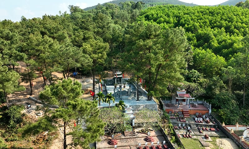 Khu&ocirc;n vi&ecirc;n lăng mộ L&atilde;nh binh Mai Thượng.