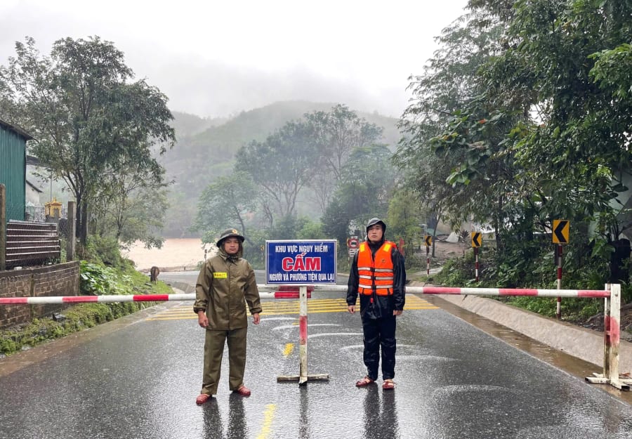 Cán bộ, chiến sỹ Đồn Biên phòng Cừa khẩu Quốc tế La Lay chốt chặn tại các cầu tràn - Ảnh: Hoài Nam