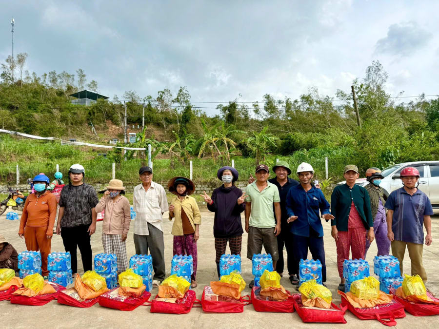 Nhóm thiện nguyện Phong Nha (Quảng Trị) hỗ trợ người dân vùng lũ tỉnh Đắk Lắk - Ảnh: QV