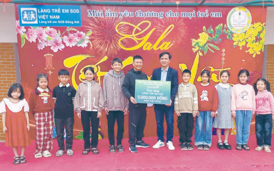Ngân hàng TMCP Ngoại Thương Việt Nam-Chi nhánh Quảng Bình tặng quà Tết cho Làng trẻ em SOS Đồng Hới - Ảnh: H.N