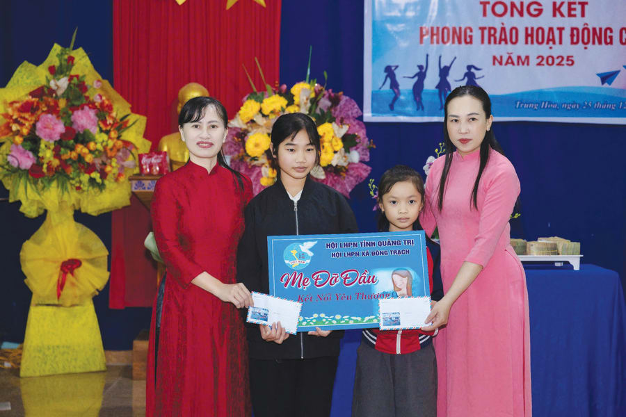 Hội Liên hiệp Phụ nữ xã Đông Trạch trao hỗ trợ cho trẻ mồ côi trong chương trình Mẹ đỡ đầu - Ảnh: N.L