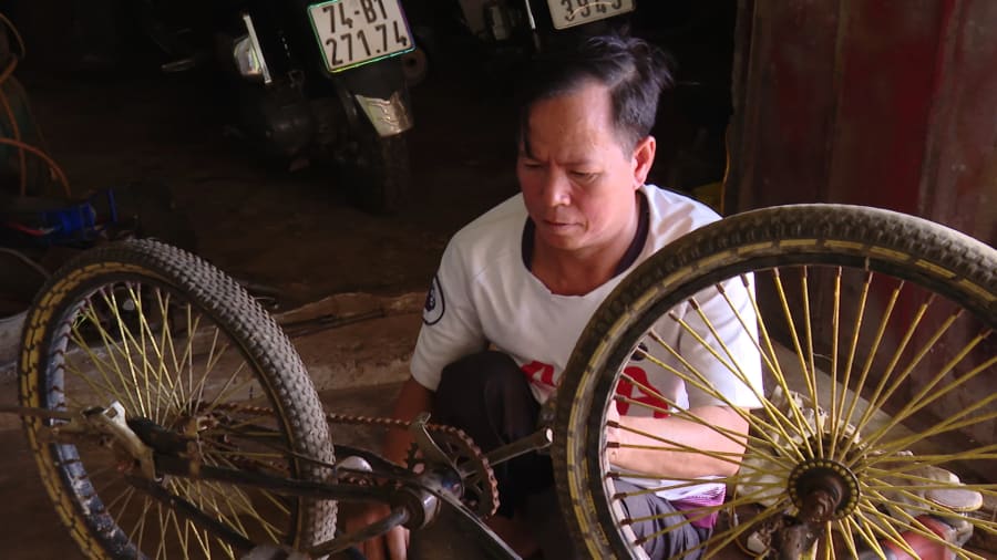 Anh Trần Trung với công việc sửa xe hằng ngày -Ảnh: N.D