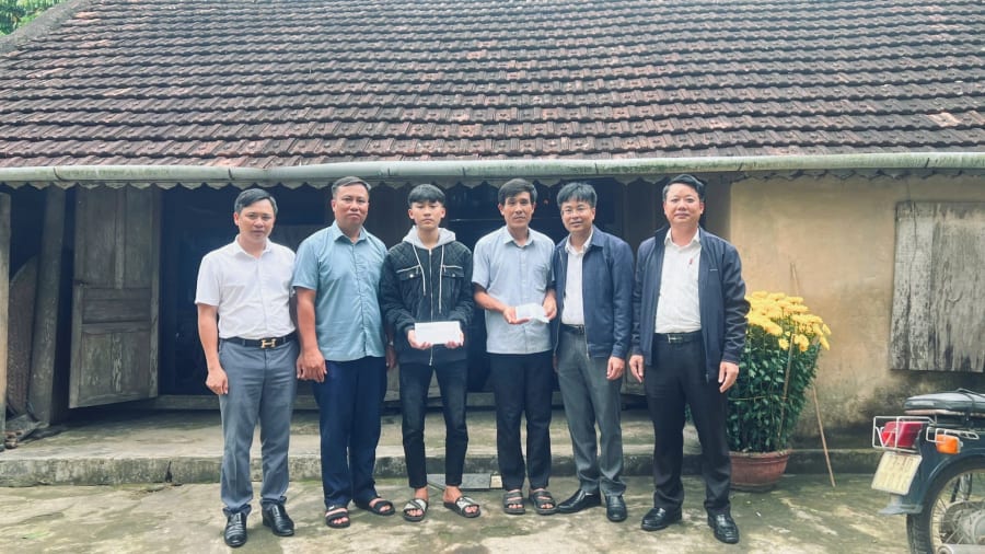 Xã Tuyên Bình thăm hỏi, cảm ơn, tặng quà cho gia đình ông Cao Hữu Tình - Ảnh: Nh.V