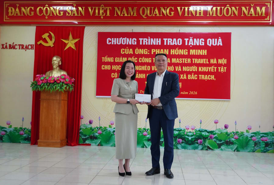 Ông Phan Hồng Minh trao kinh phí hỗ trợ quỹ khuyến học xã Bắc Trạch - Ảnh: L.M