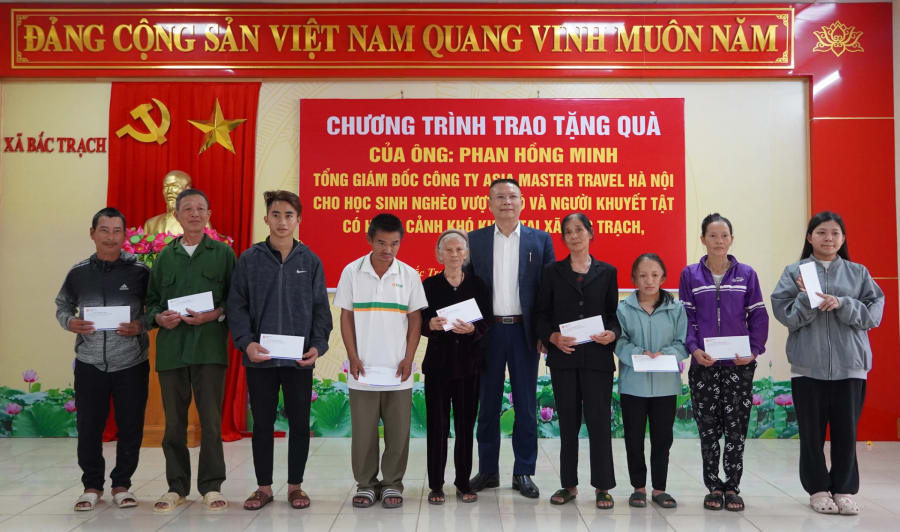 Trao quà hỗ trợ người dân khuyết tật có hoàn cảnh khó khăn trên địa bàn xã Bắc Trạch - Ảnh: L.M