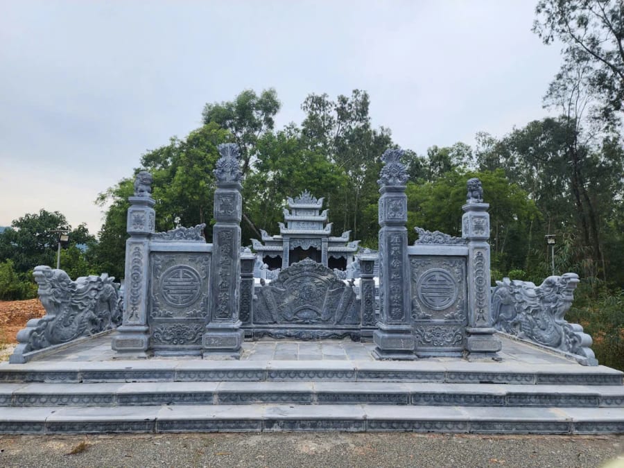 Lăng mộ hai vị công thần - Ảnh: M.T