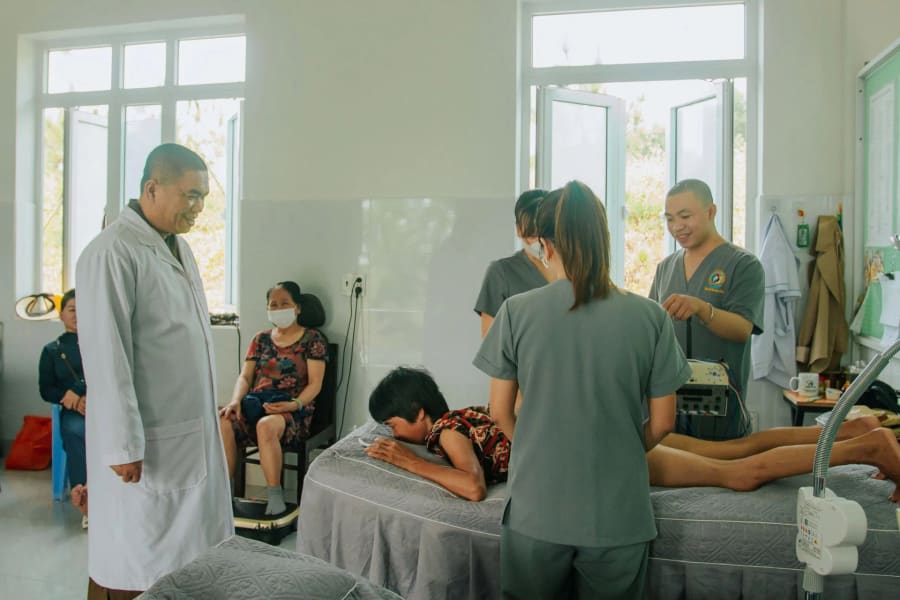 Phòng khám tiếp nhận hàng trăm lượt bệnh nhân mỗi ngày để khám chữa bệnh miễn phí