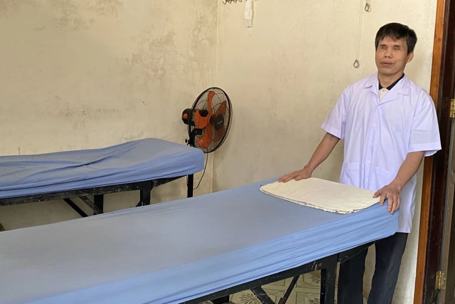 Ông Lê Văn Dũng luôn giữ vững tinh thần lạc quan và miệt mài lao động, nhằm tăng thêm thu nhập trang trải cho cuộc sống gia đình - Ảnh: H.C