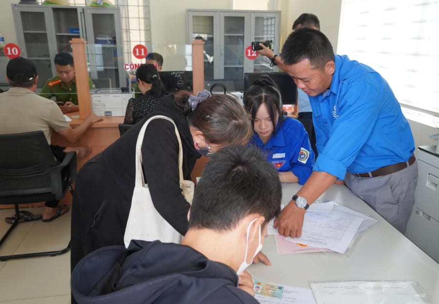 Đoàn viên Đoàn xã Nam Trạch tích cực hỗ trợ cư dân địa phương trong việc tiếp cận và thực hiện các dịch vụ công trực tuyến cùng các thủ tục hành chính thiết yếu - Ảnh: L.M