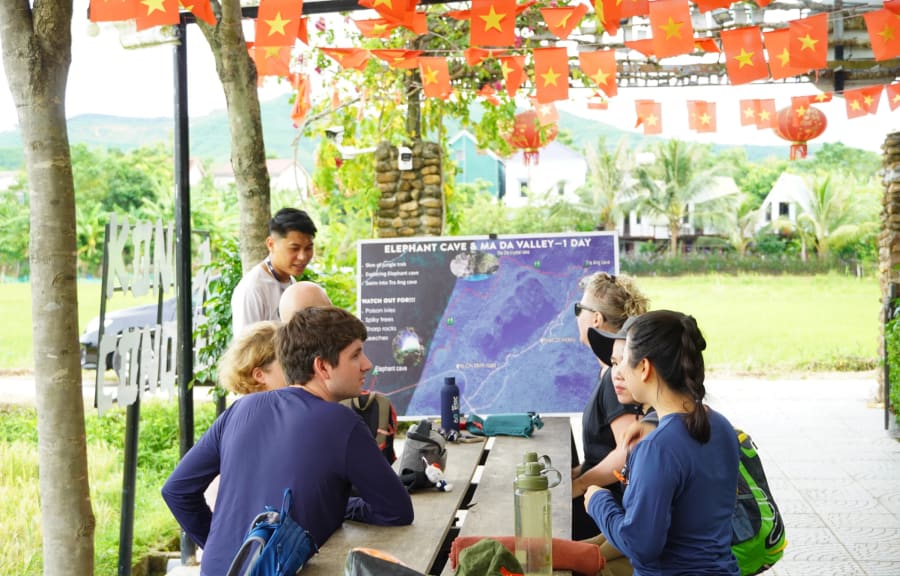 Phong cách phục vụ tại Phong Nha để lại ấn tượng tốt trong lòng du khách - Ảnh: C.N

