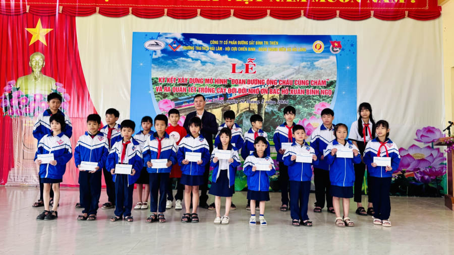 Công ty CP Đường sắt Bình Trị Thiên trao tặng 20 suất quà, mỗi suất 500.000 đồng cho học sinh có hoàn cảnh khó khăn của Trường TH&THCS Hải Lâm - Ảnh: Quang Ngọc.