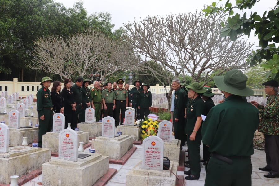 Nghi thức cất bốc và đưa hài cốt liệt sĩ Bùi Văn Thữa được thực hiện một cách trang trọng, chu đáo - Ảnh: T.P