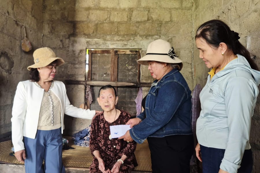Chị Trần Thị Hằng (thứ 2 từ phải sang) thường xuyên quan tâm, thăm hỏi và tặng quà hỗ trợ phụ nữ nghèo, khó khăn tại địa phương - Ảnh: K.S