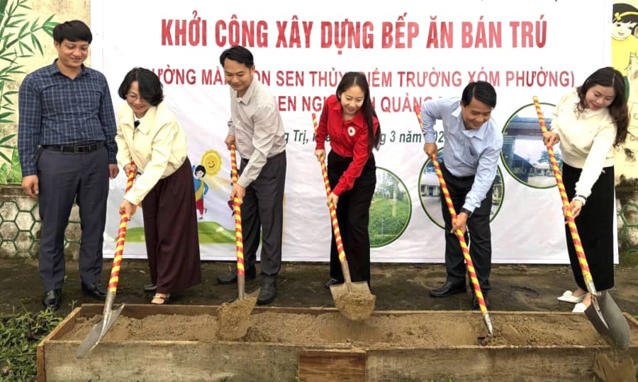 Các đại biểu động thổ khởi công xây dựng công trình bếp ăn bán trú cho điểm trường Xóm Phường, Trường mầm non Sen Thủy - Ảnh T.A