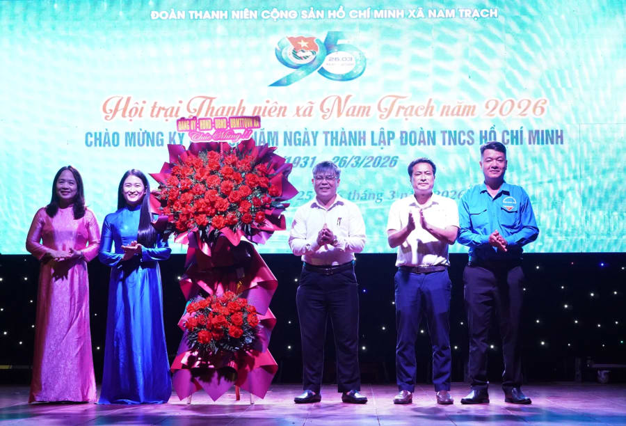 Lãnh đạo xã Nam Trạch tặng hoa chúc mừng Đoàn xã Nam Trạch - Ảnh: L.M