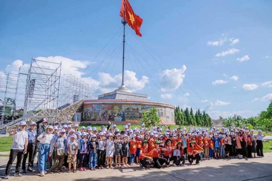 Các sản phẩm du lịch gắn với di tích lịch sử góp phần khơi dậy niềm tự hào cho thế hệ trẻ - Ảnh: Amazing English Tour