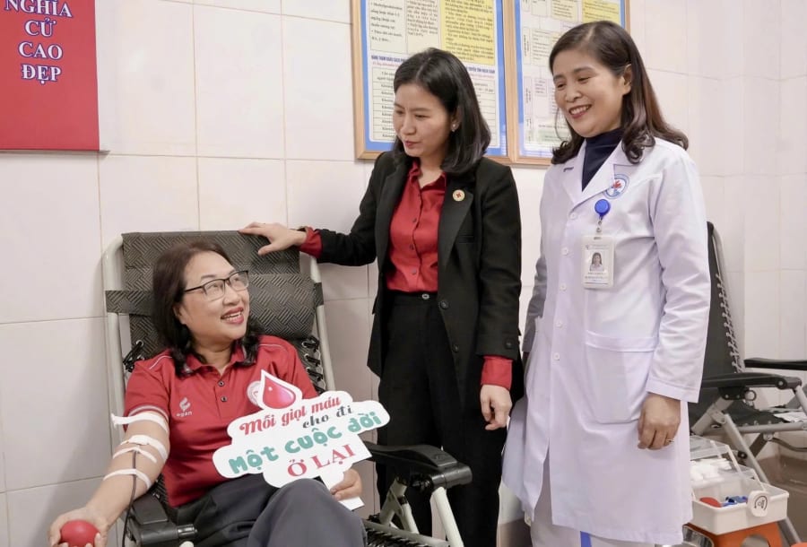 Phong trào hiến máu tình nguyện ngày càng có sức lan tỏa mạnh mẽ, thu hút đông đảo người dân tham gia - Ảnh: T.A