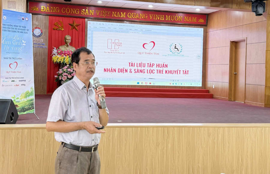 Chuyên gia đang truyền đạt kiến thức chuyên môn tại buổi tập huấn.