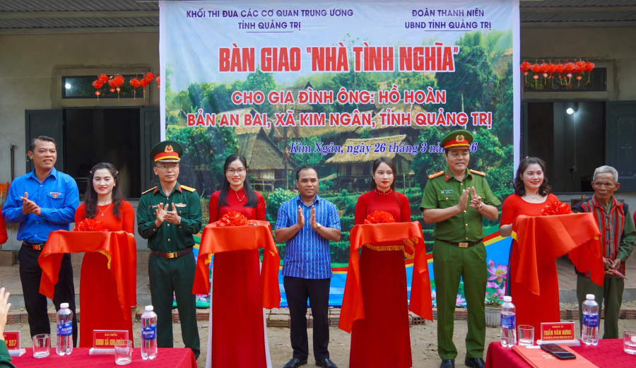 Lãnh đạo và đại biểu thực hiện nghi thức cắt băng khánh thành, bàn giao