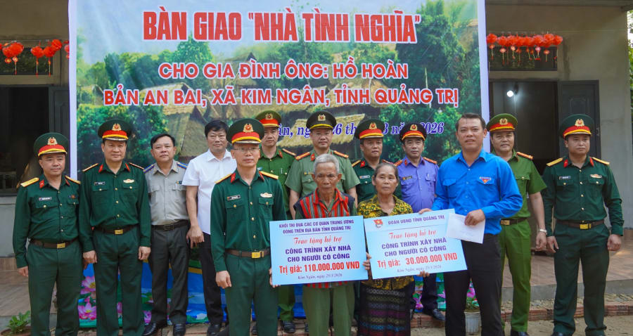 Đại diện các đơn vị trao kinh phí hỗ trợ xây dựng “Nhà tình nghĩa” cho gia đình ông Hồ Hoàn - Ảnh: N.H