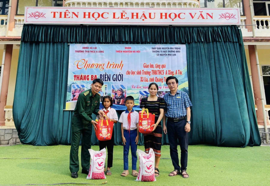 Trao quà và gạo hỗ trợ gia đình học sinh có hoàn cảnh khó khăn-Ảnh: K.S