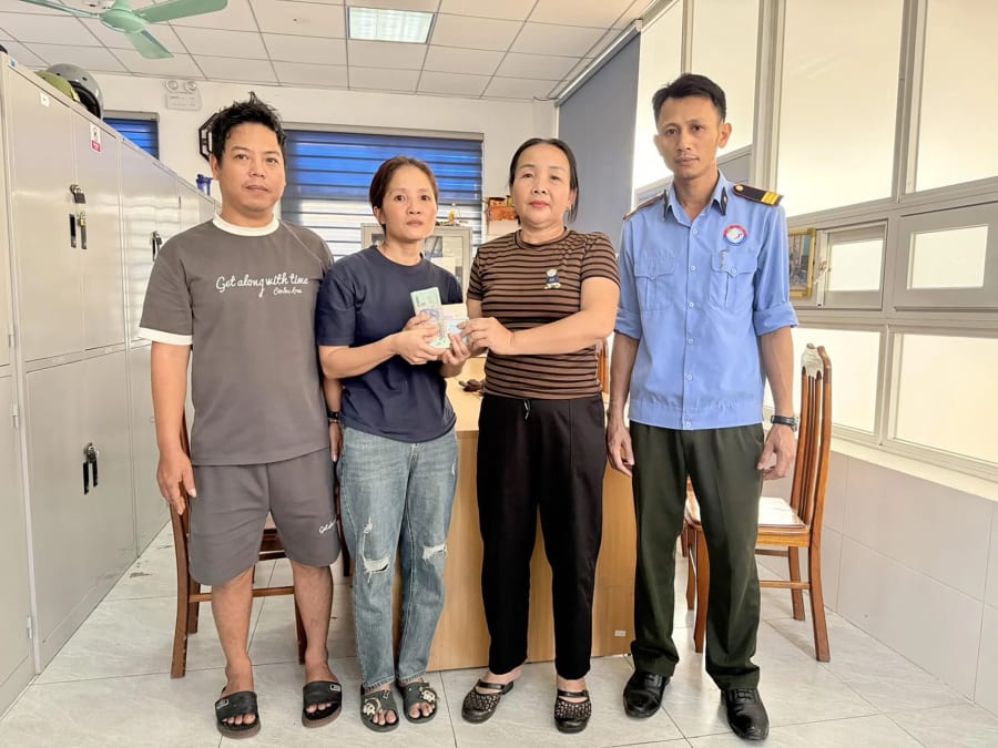 Chị Huế (người đứng thứ 2 từ phải sang) trao trả tài sản cho người bị đánh rơi