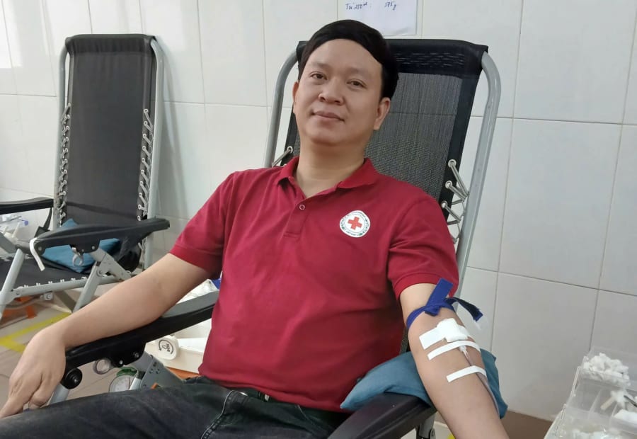 Anh Nguyễn Xuân Dương, người đã 54 lần hiến máu tình nguyện, lan tỏa thông điệp Mỗi giọt máu cho đi, một cuộc đời ở lại - Ảnh: N.M