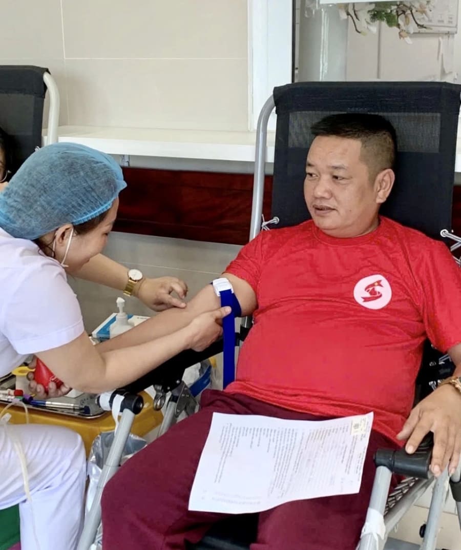 Anh Ngô Dũng Cường đã thực hiện 39 lần hiến máu tình nguyện từ năm 2009 đến nay - Ảnh: NVCC