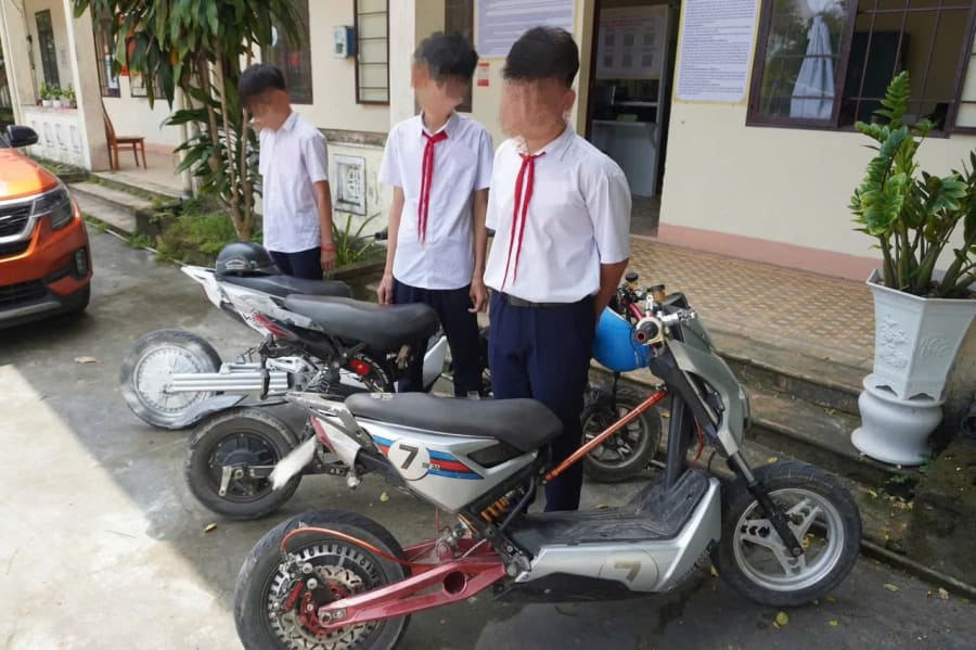 Công an xã Nam Hải Lăng phát hiện và lập biên bản các trường hợp “độ, chế” xe đạp điện của học sinh - Ảnh: Công an xã Nam Hải Lăng cung cấp
