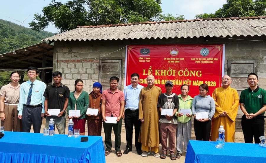 Quang cảnh buổi lễ khởi công, với sự hiện diện của các đại biểu và đại diện 7 hộ gia đình được thụ hưởng chính sách hỗ trợ sửa chữa nhà "Đại đoàn kết" - Ảnh: K.S