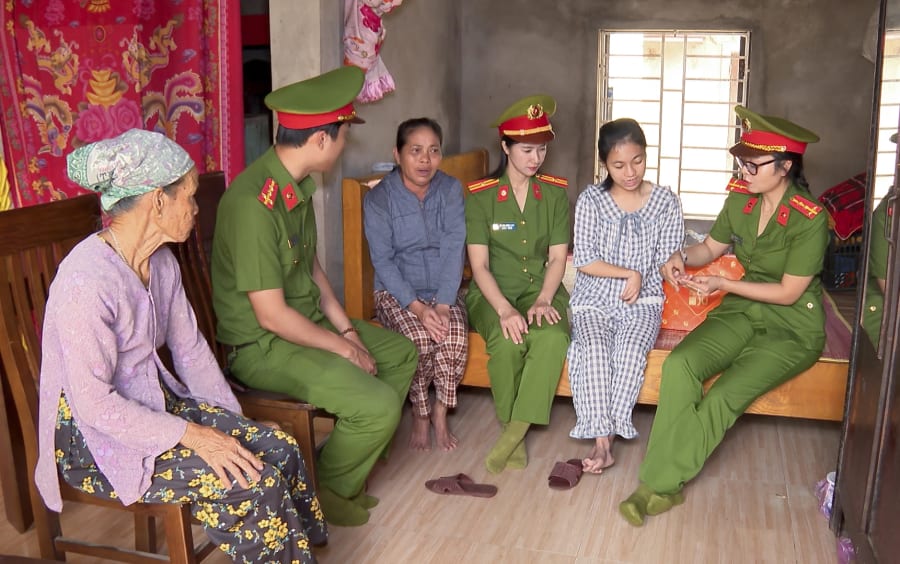 Cán bộ, chiến sĩ Phòng Cảnh sát kinh tế, Công an tỉnh thăm hỏi, động viên mẹ con em Nguyễn Thị Na - Ảnh: Q.V