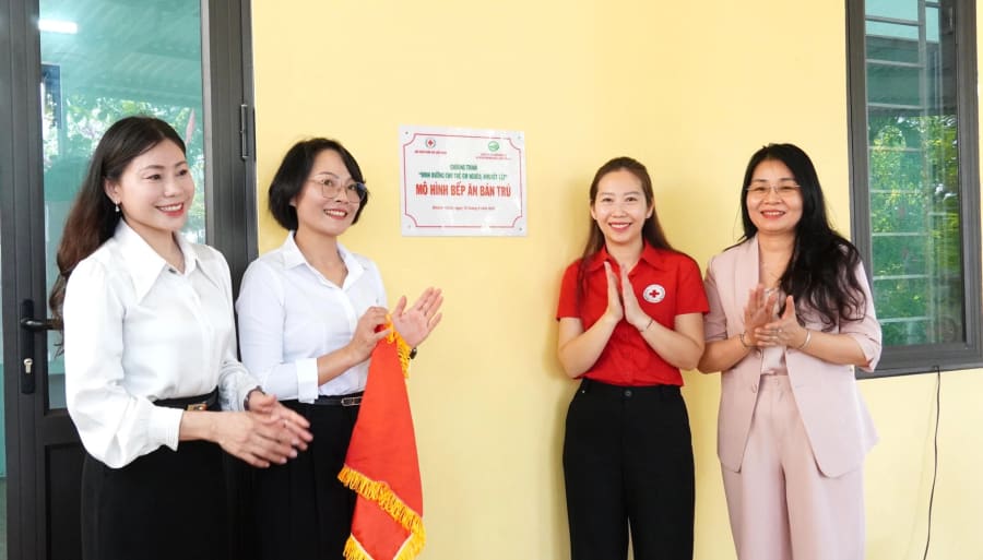 Các đại biểu cắt băng khánh thành công trình - Ảnh: C.H