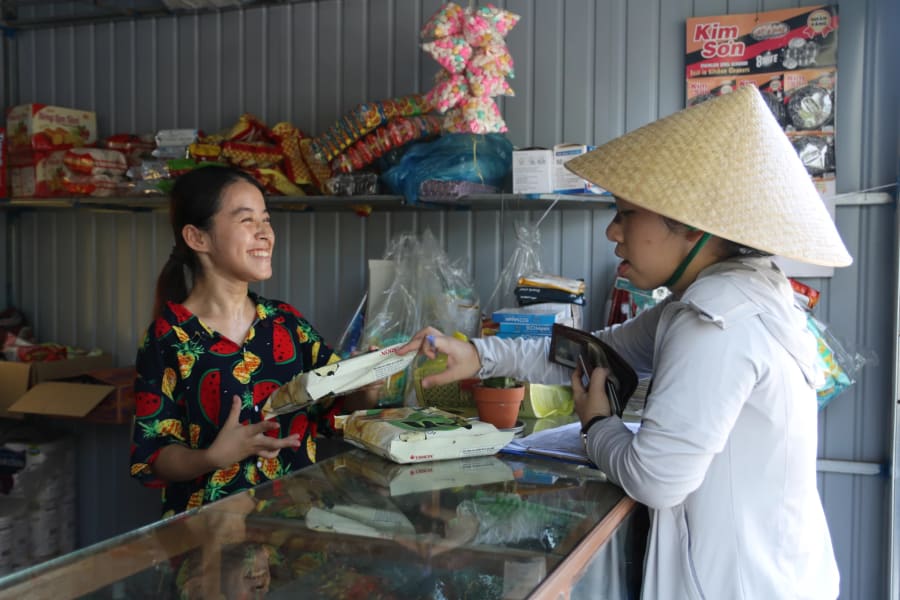 Chị Hoàng Thị Thu Hương hạnh phúc vì đã có được công việc phù hợp với sức khỏe của bản thân -Ảnh: M.L