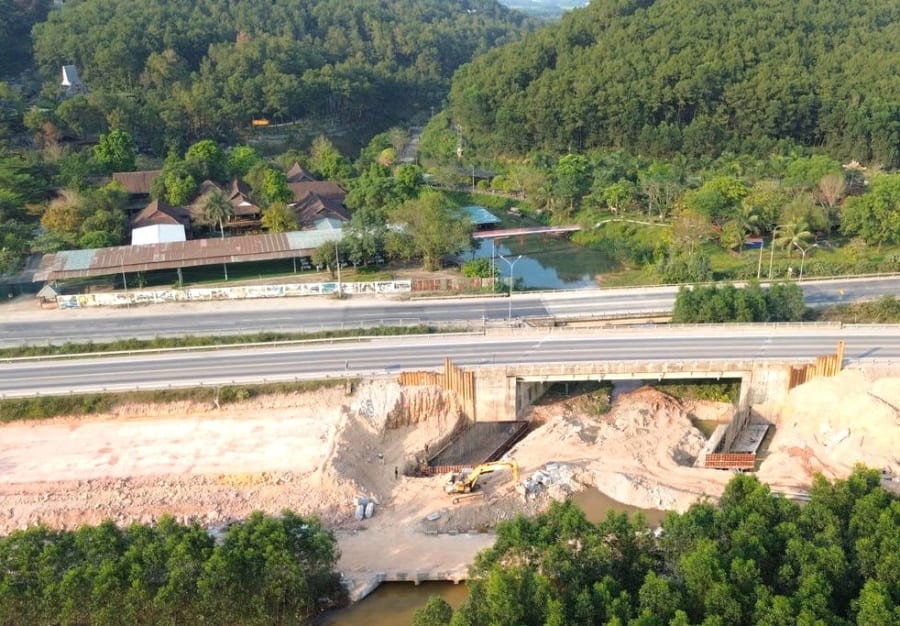 Tuyến cao tốc Cam Lộ-La Sơn hiện đang được thi công mở rộng.