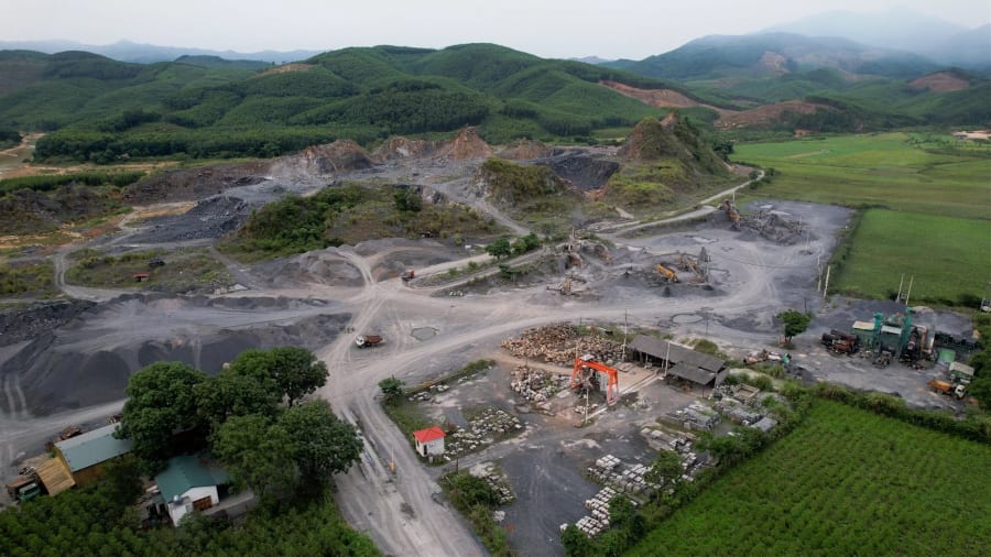 Một điểm khai thác đá nằm cạnh Km 27, Quốc lộ 9 thuộc xã Hiếu Giang đang hoạt động - Ảnh: L.T