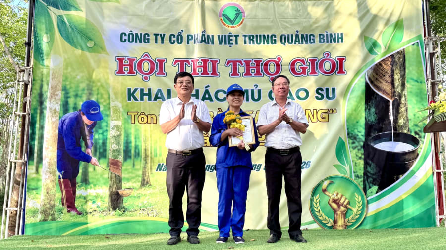 Công ty trao giải Nhất cá nhân cho công nhân Nguyễn Thị Hương ở đơn vị Thắng Lợi - Ảnh: Quang Ngọc.