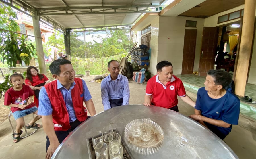Lãnh đạo Trung ương Hội Chữ thập đỏ Việt Nam và Hội Chữ thập đỏ tỉnh thăm hỏi, động viên hộ gia đình hưởng lợi từ dự án - Ảnh: H.N