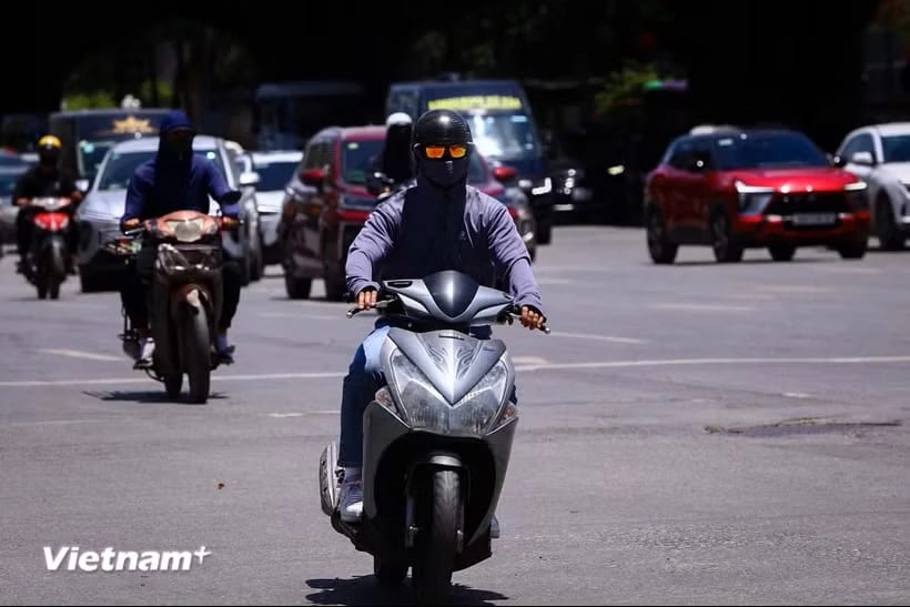Tại Hà Nội, trời có mây, ban ngày nắng nóng gay gắt, có nơi đặc biệt gay gắt; đêm không mưa. (Ảnh: Hoài Nam/Vietnam+)