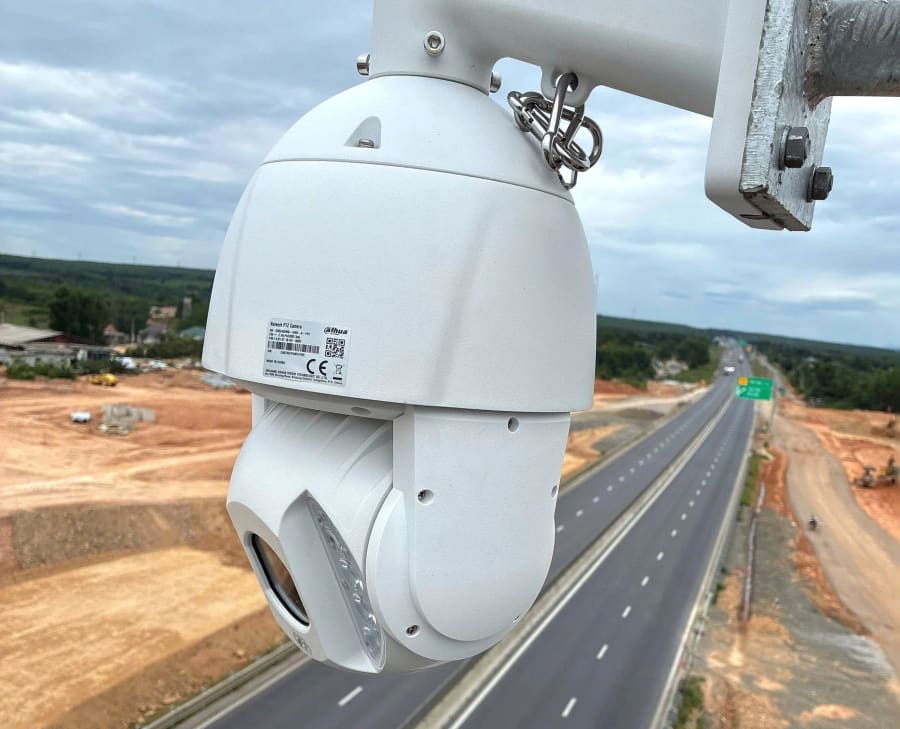 Một camera AI được lắp đặt trên tuyến cao tốc Vạn Ninh - Cam Lộ - Ảnh: T.Đ