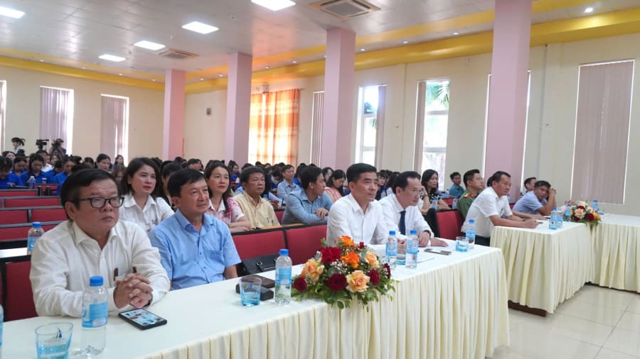 Đại biểu tham dự buổi mít tinh - Ảnh: H.T