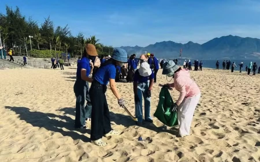 Lực lượng thanh niên thành phố Đà Nẵng ra quân dọn dẹp bãi biển hưởng ứng đợt ra quân Ngày Chủ nhật xanh đồng loạt toàn quốc lần thứ II năm 2026. (Ảnh: Khoa Chương/TTXVN)