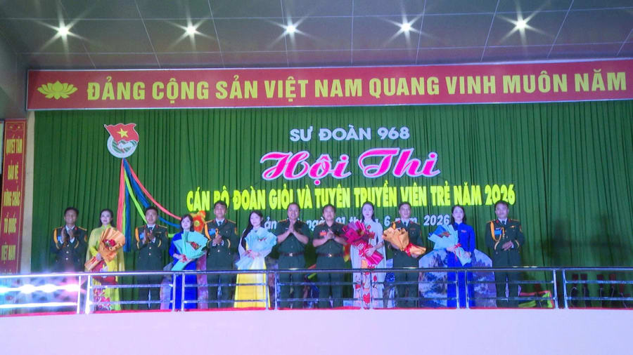 Ban tổ chức tặng hoa cho 6 đội thi - Ảnh: QN