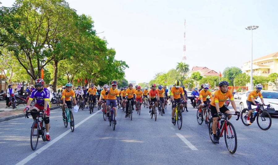 Diễu hành bằng xe đạp hưởng ứng Tháng Hành động vì môi trường - Ảnh: A.T